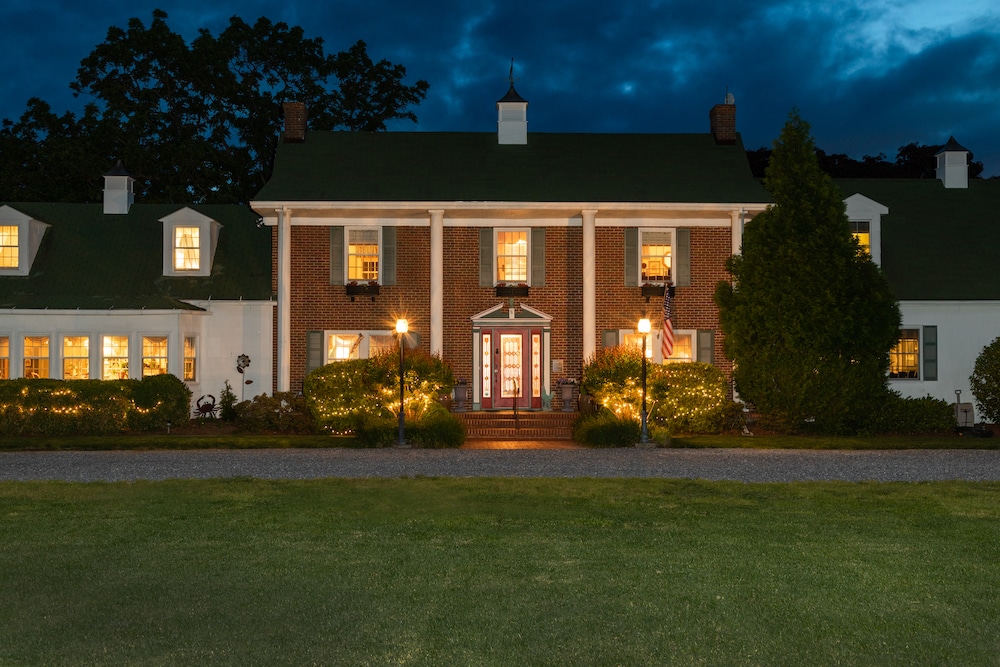 Beautiful view of our Bed and Breakfast in Maryland at night